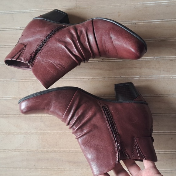 Earth Pegasus Merlot Soft Leather Zipper Slouchy Short Heel Ankle Booties Comfy - Picture 14 of 15
